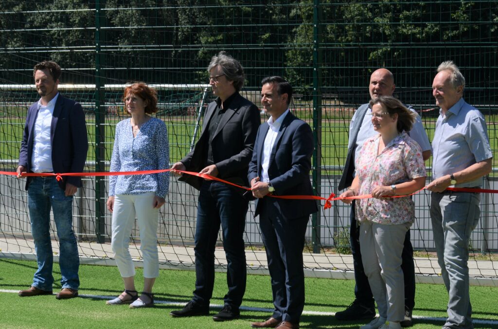 Bürgermeister Provenzano übergibt neuen Kunstrasenplatz an den TSV Berenbostel