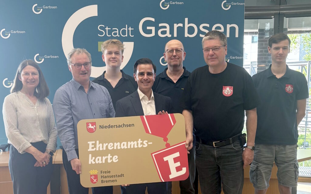 Bürgermeister überreicht Ehrenamtskarten an Engagierte