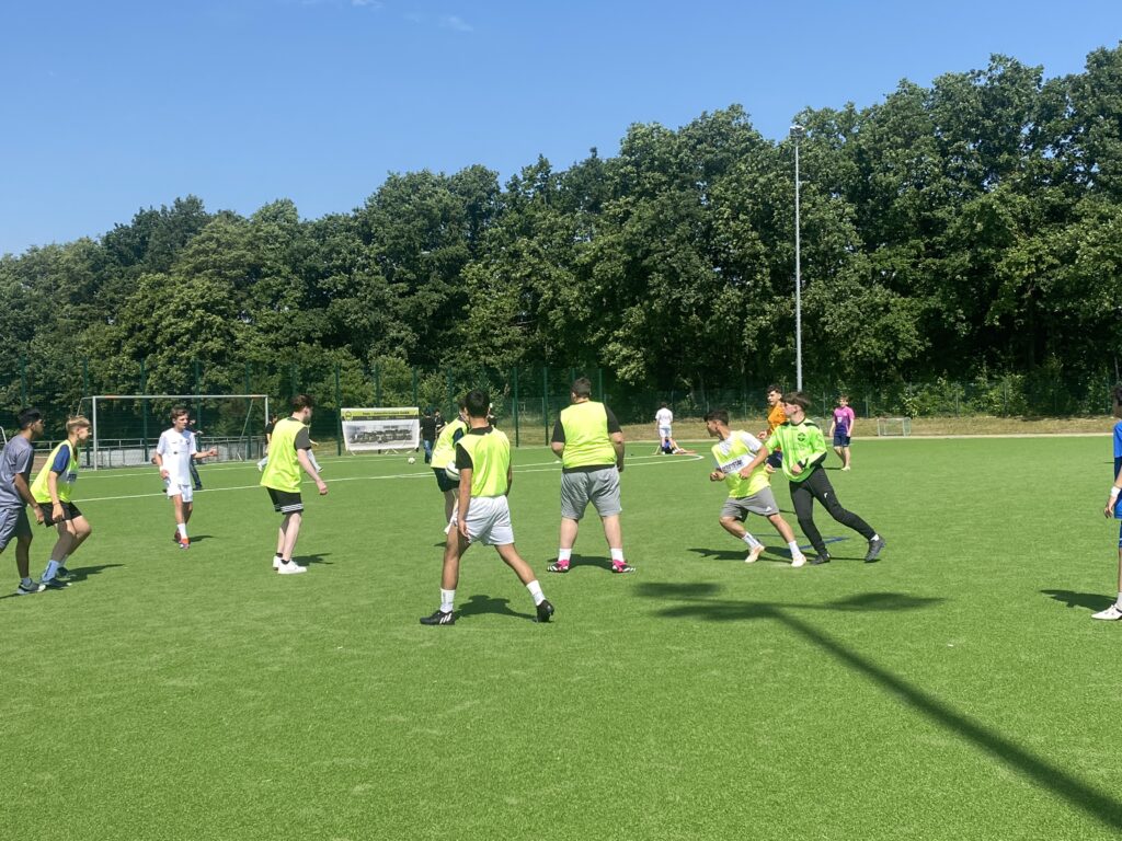 Großes Schüler-Fußballturnier mit Festivalstimmung – 10. Jahrgang der OBS Berenbostel bringt den Ball ins Rollen