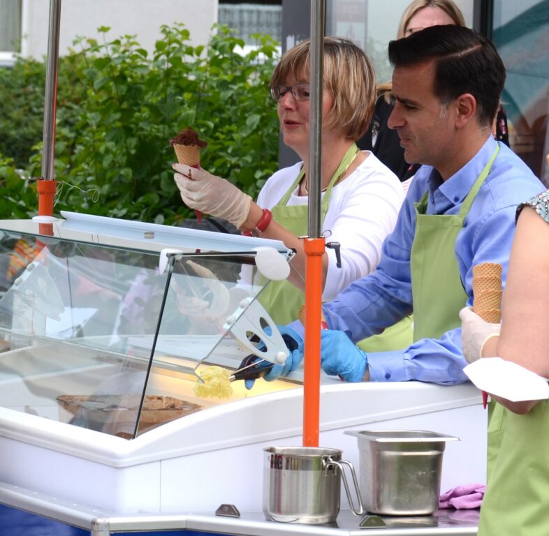 Jungen und Mädchen sind zum großen Kinderfest eingeladen