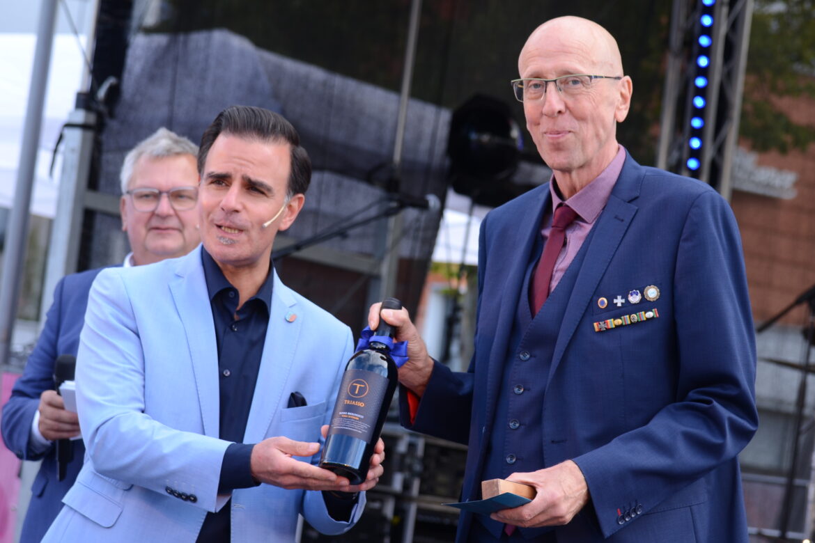 Sportlerehrung: Bürgermeister Provenzano zeichnet T. Lange aus. (Foto: HWBl)