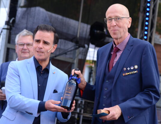 Sportlerehrung: Bürgermeister Provenzano zeichnet T. Lange aus. (Foto: HWBl)