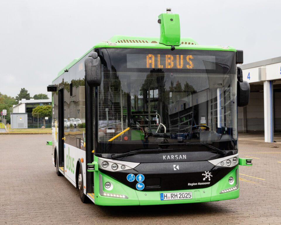 Bundesverkehrsminister eröffnet Testbetrieb des autonomen Linienbusses