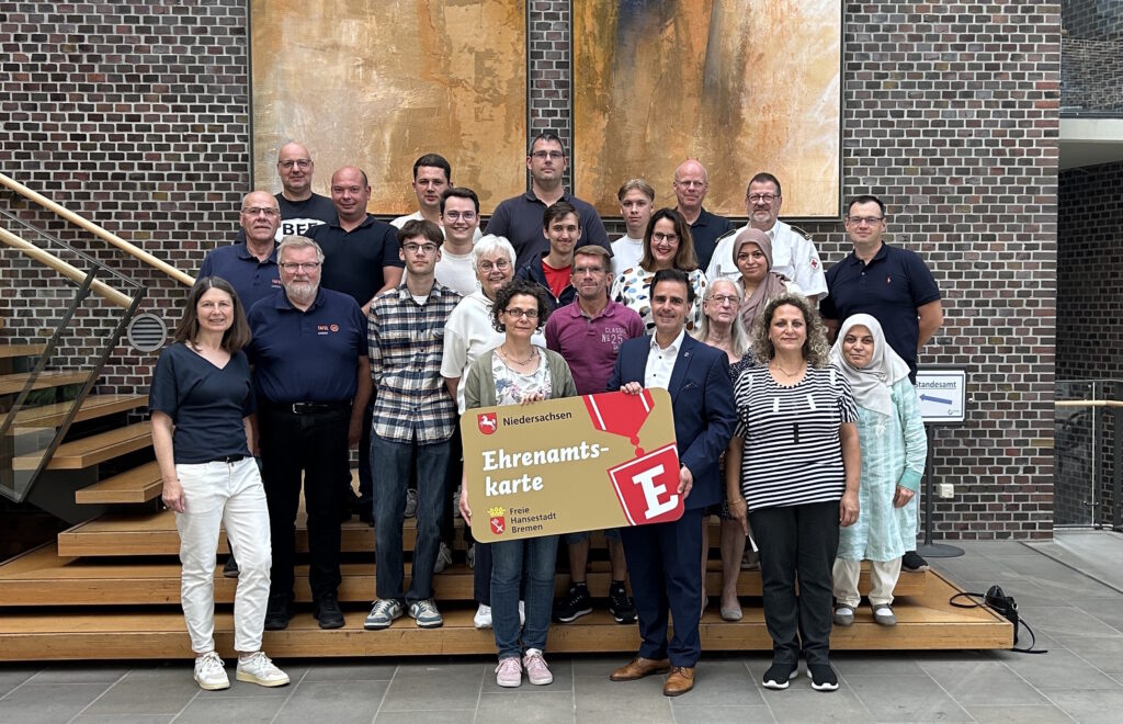 Bürgermeister überreicht Ehrenamtskarten