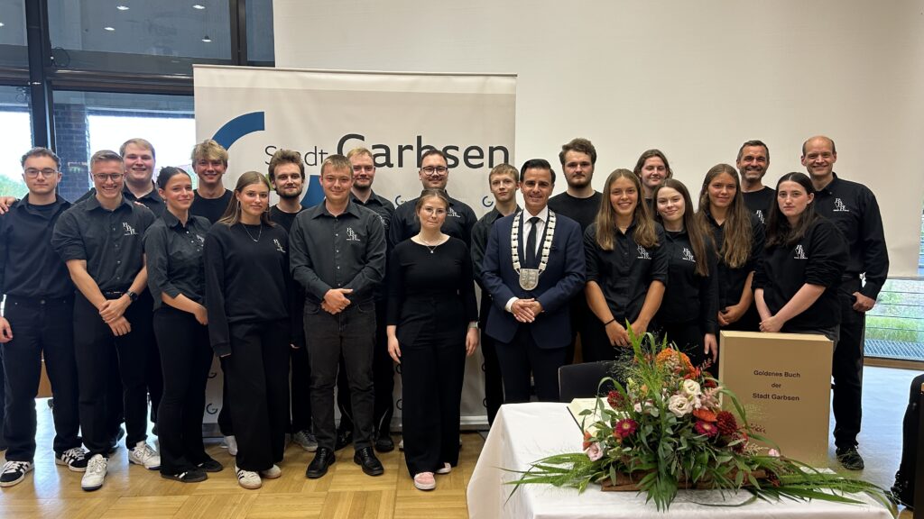 Big Band Berenbostel trägt sich ins Goldene Buch der Stadt Garbsen ein