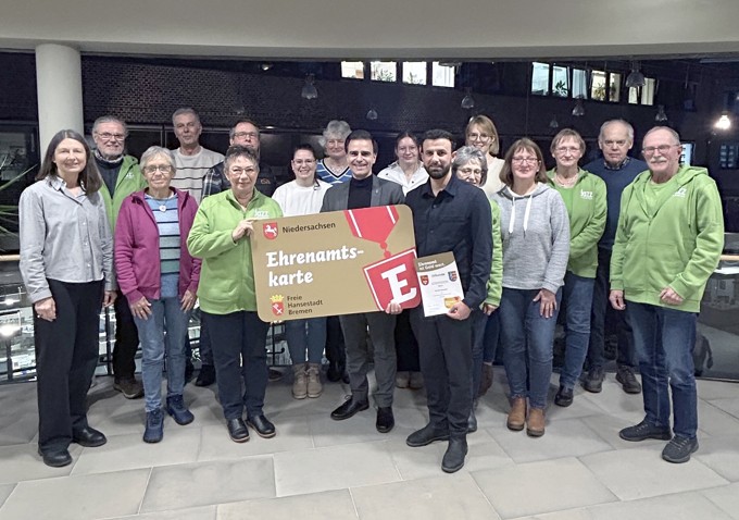 Bürgermeister überreicht Ehrenamtskarten