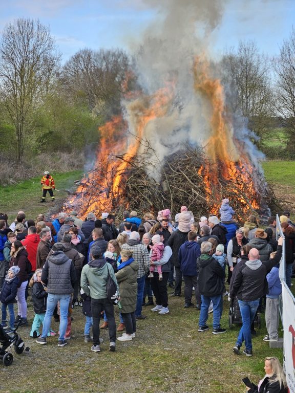 Osterfeuer in Osterwald Unterende