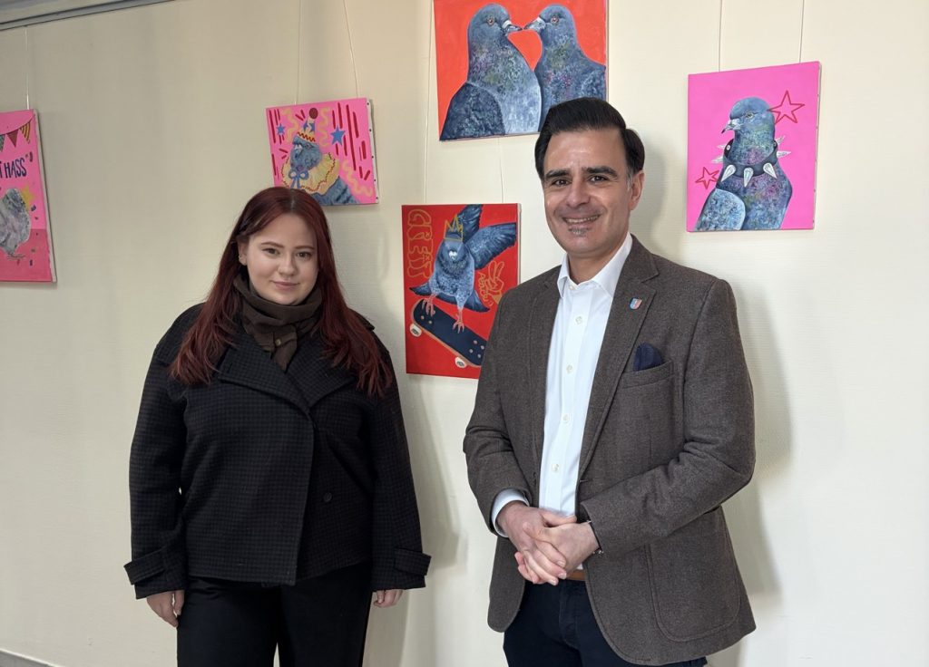 Farbenfrohe Mixed-Media-Werke über Stadttauben im Rathaus zu sehen