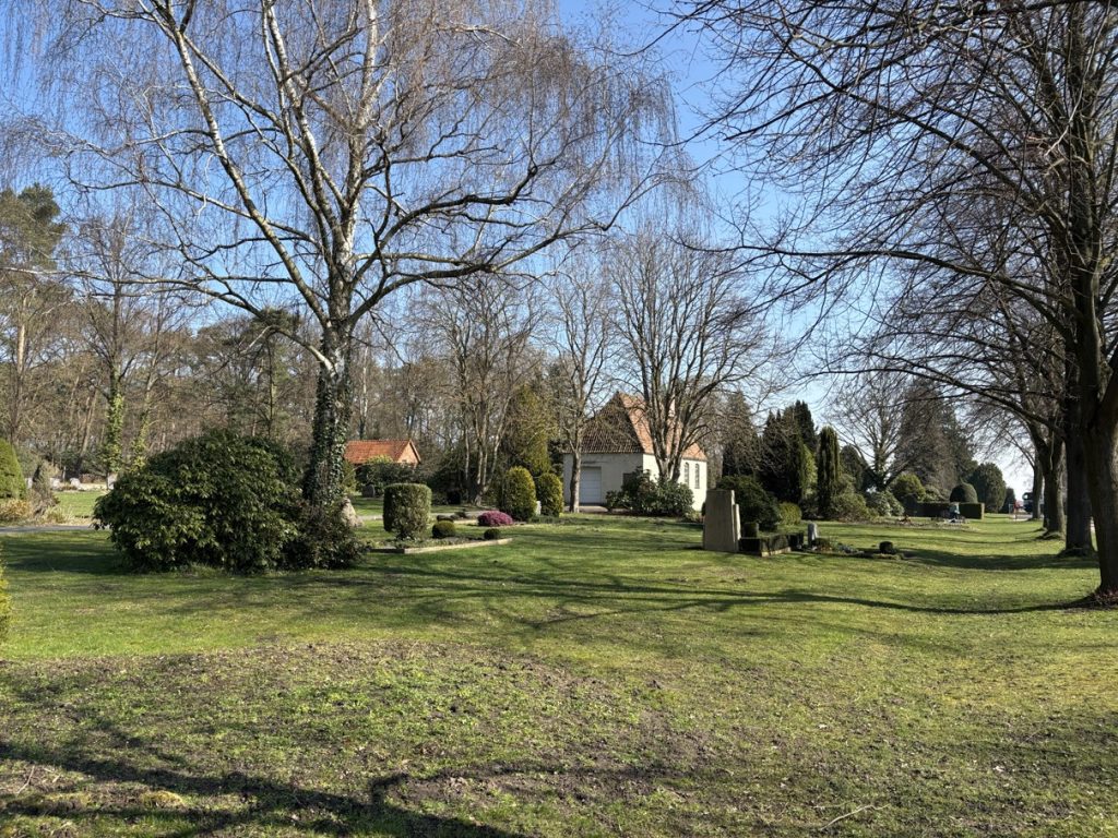 Friedhof Berenbostel: Weitere pflegefreie Urnengrabfelder entstehen