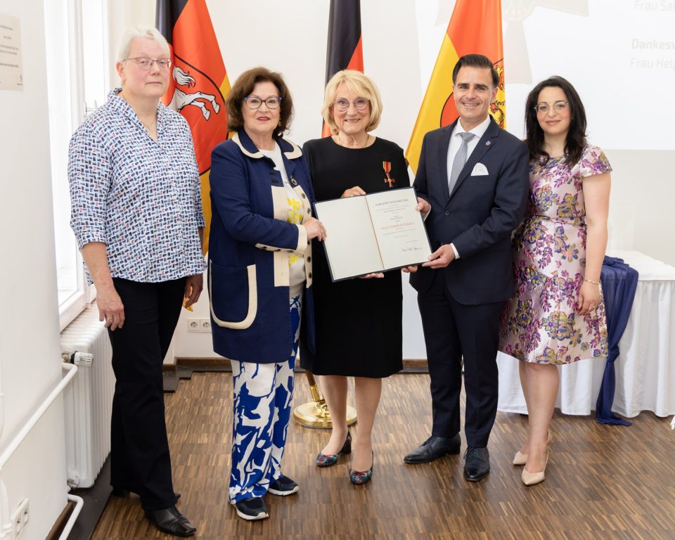 Helga Kiefeld erhält das Bundesverdienstkreuz