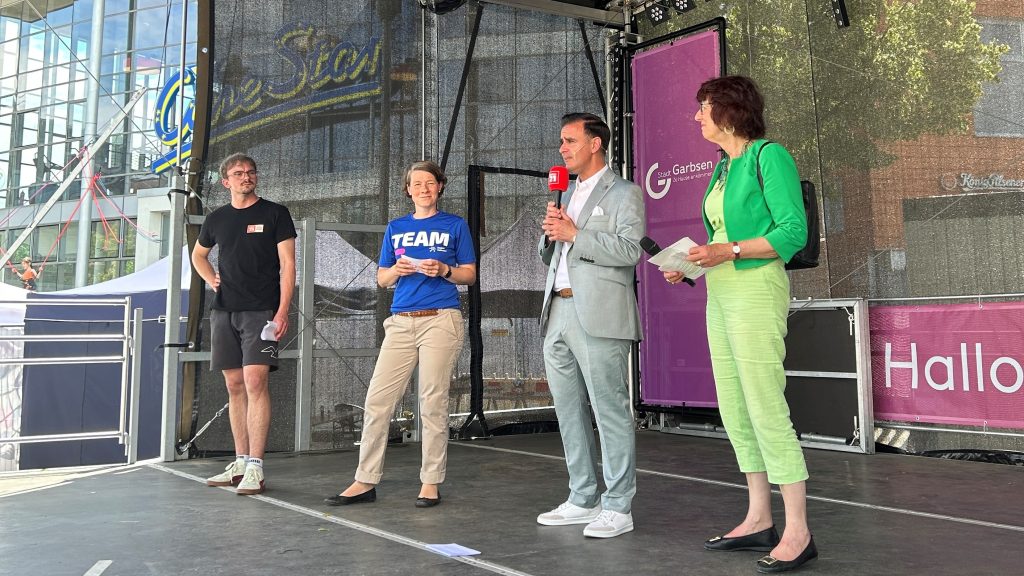 3.000 feiern bei den Jetlags  | Rathausplatz wird zum Herzschlag des Sommer