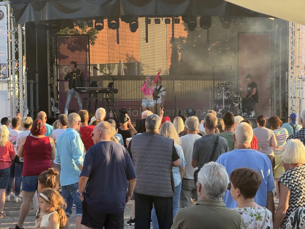 GarbsenLIVE! begeistert mit 90er-Party auf dem Rathausplatz