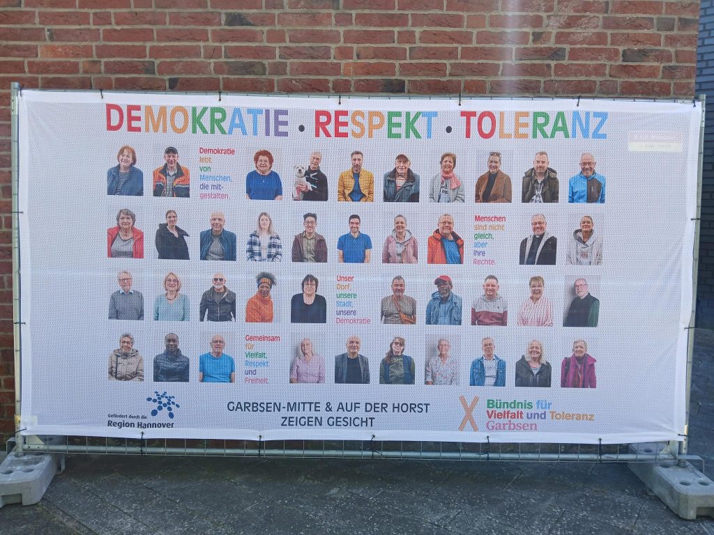 Fotoaktion „Gesicht zeigen für unsere Demokratie!“ in Garbsen geht zu Ende – Banner werden am 4. Oktober abgebaut und es wird noch Unterstützung gesucht!